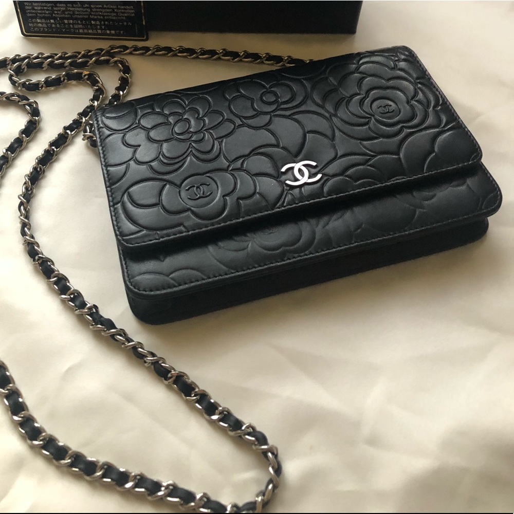Chanel Camelia WOC - Picture 2 of 7